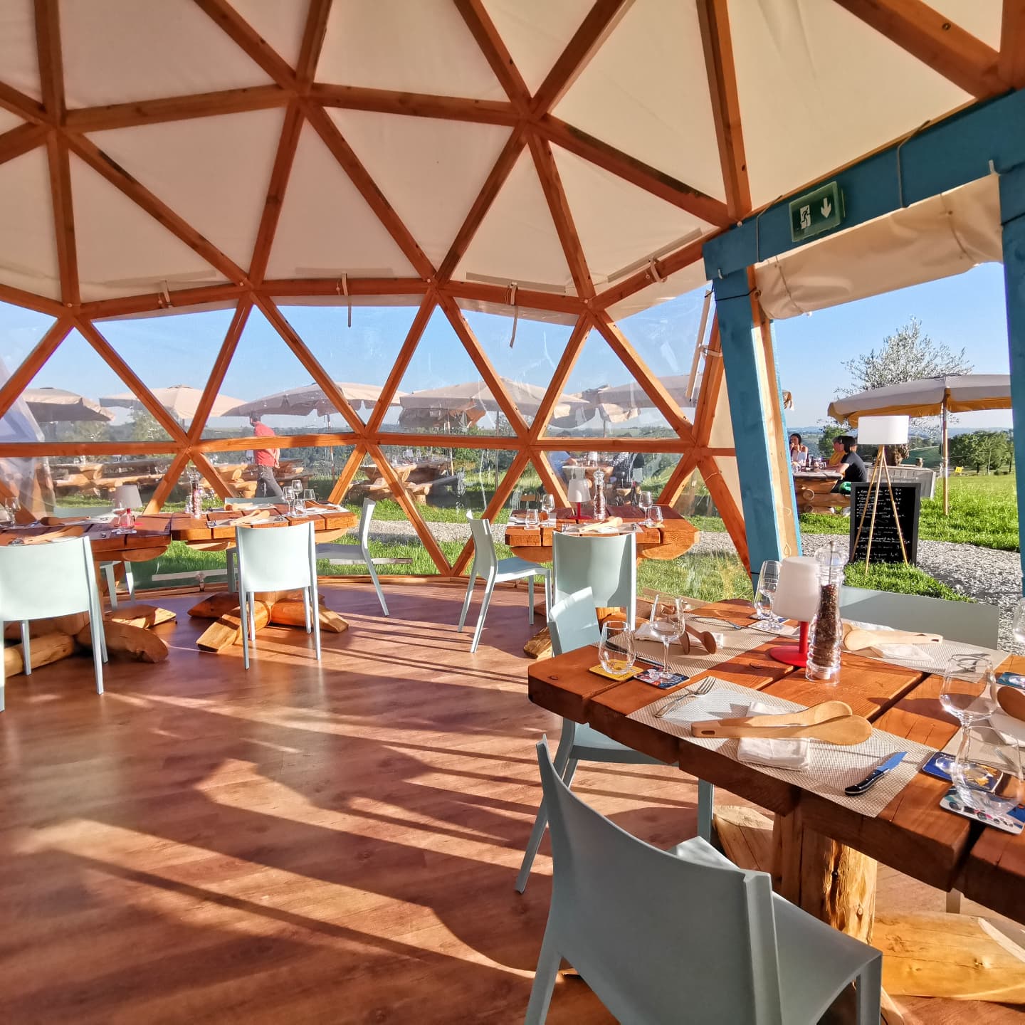 Intérieur dôme géodésique restaurant Bulle de Salers été