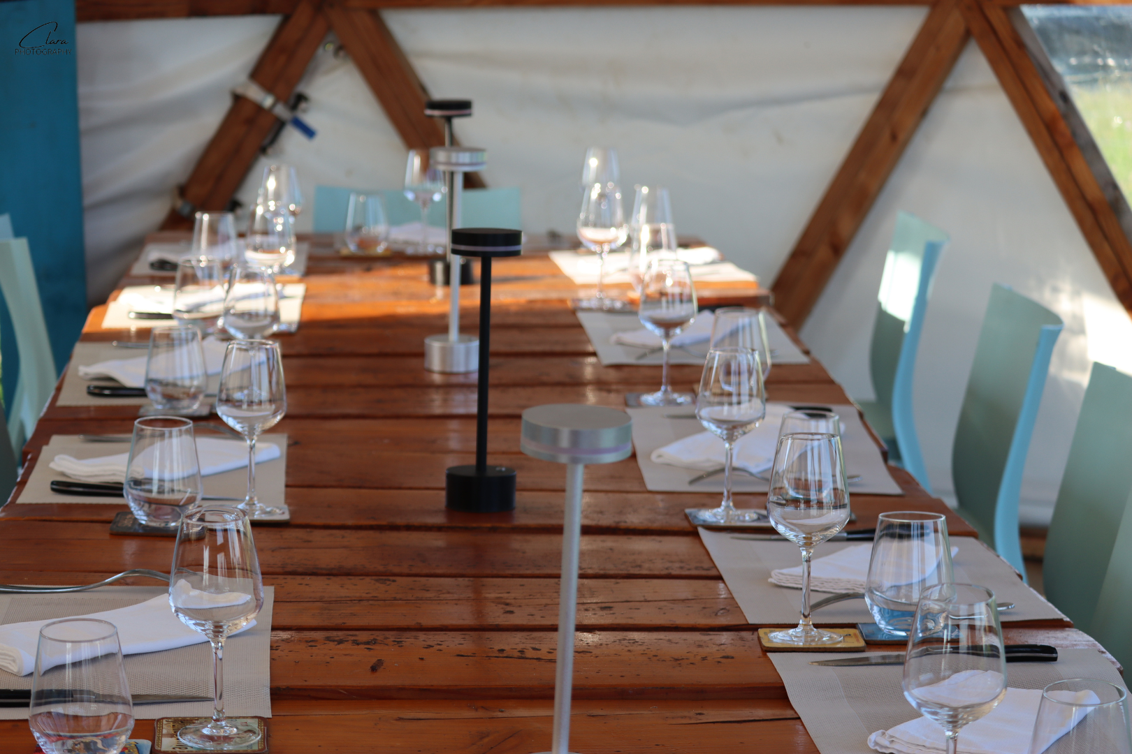 Table dressée sous dôme géodésique restaurant Bulle de Salers été