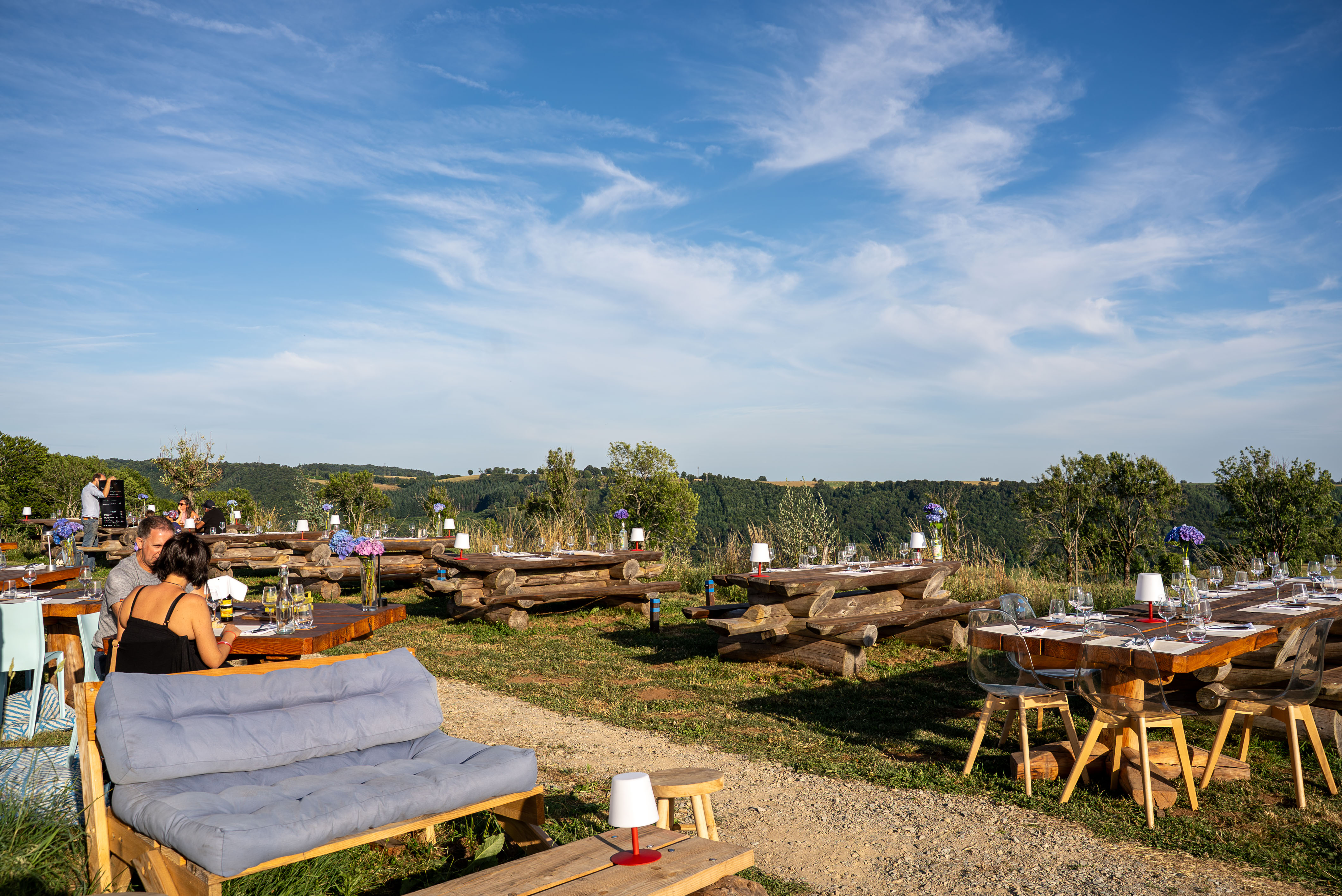 Terrasse restaurant dôme vue volcans Cantal Aurillac