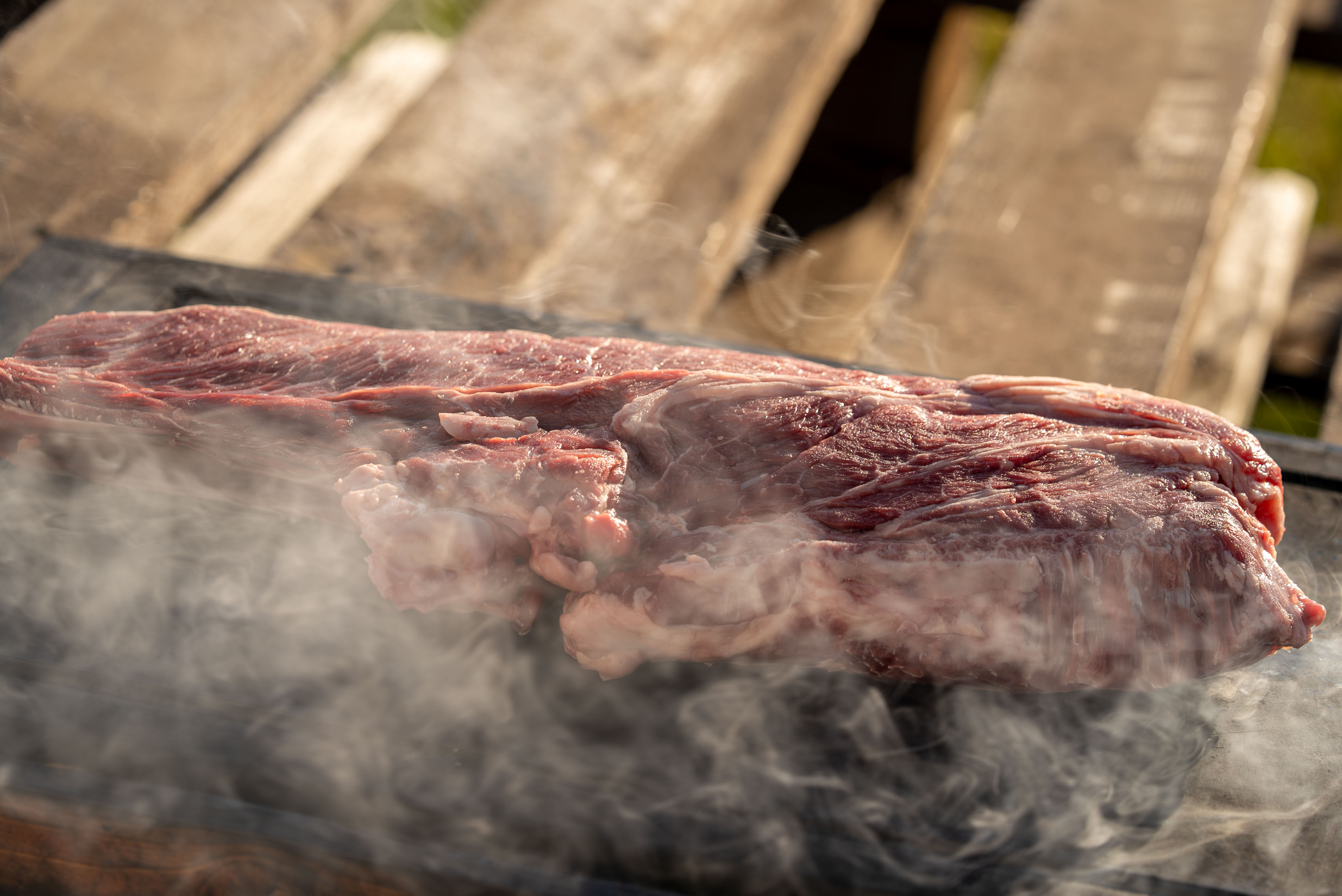 Viande Salers grillée sur feu de bois pierre de lave 400°C