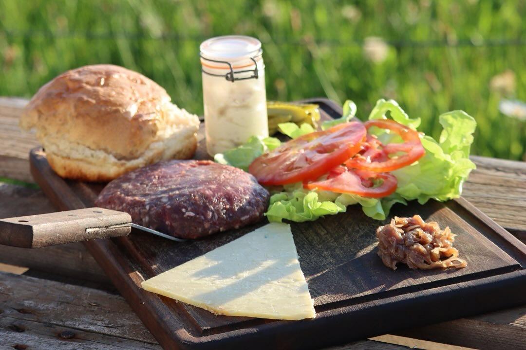 Burger viande Salers locale - Cuisine terroir Cantal restaurant Bulle de Salers