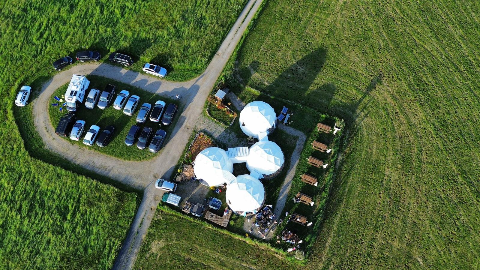 Dômes géodésiques restaurant Bulle de Salers été - vue panoramique Cantal